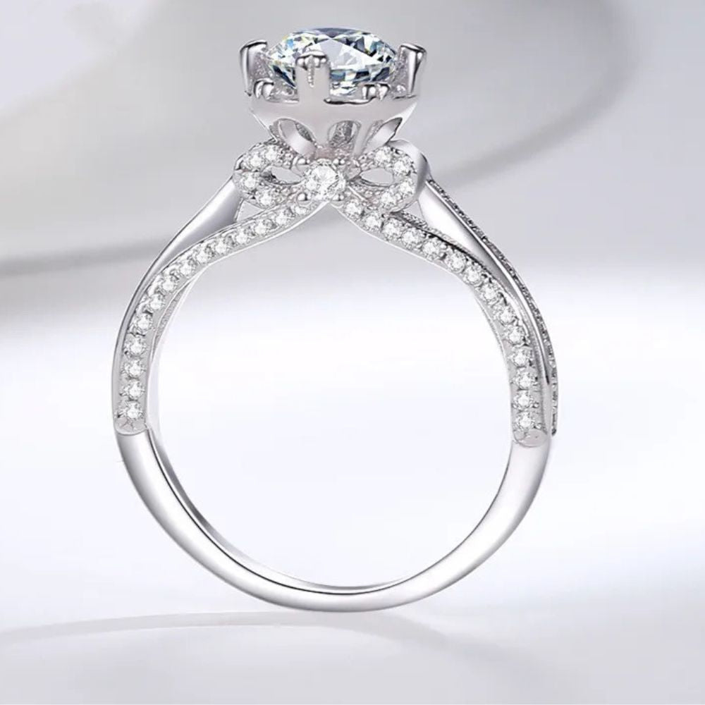 Knotenring aus S925-Silber mit 1 Karat Moissanit und