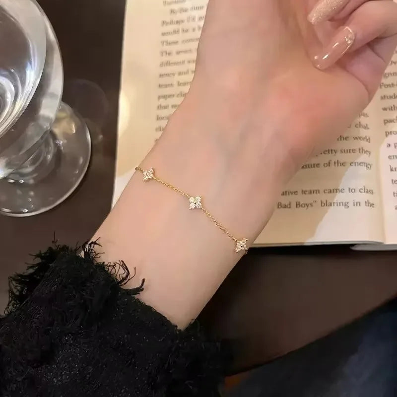 <tc>Vierblättriges Blumenarmband mit Zirkon</tc>