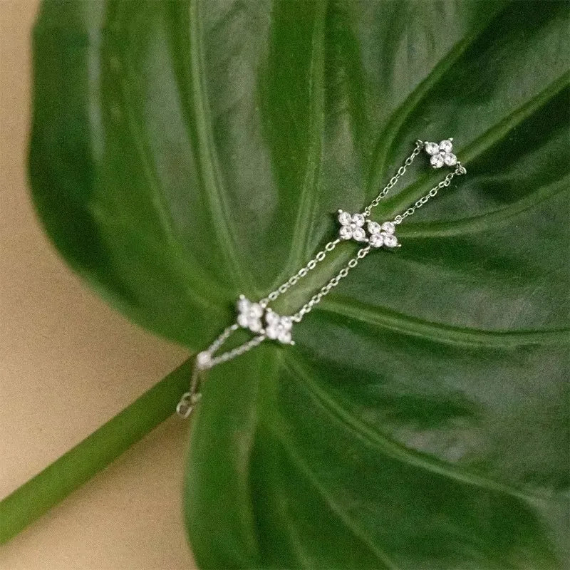 <tc>Vierblättriges Blumenarmband mit Zirkon</tc>