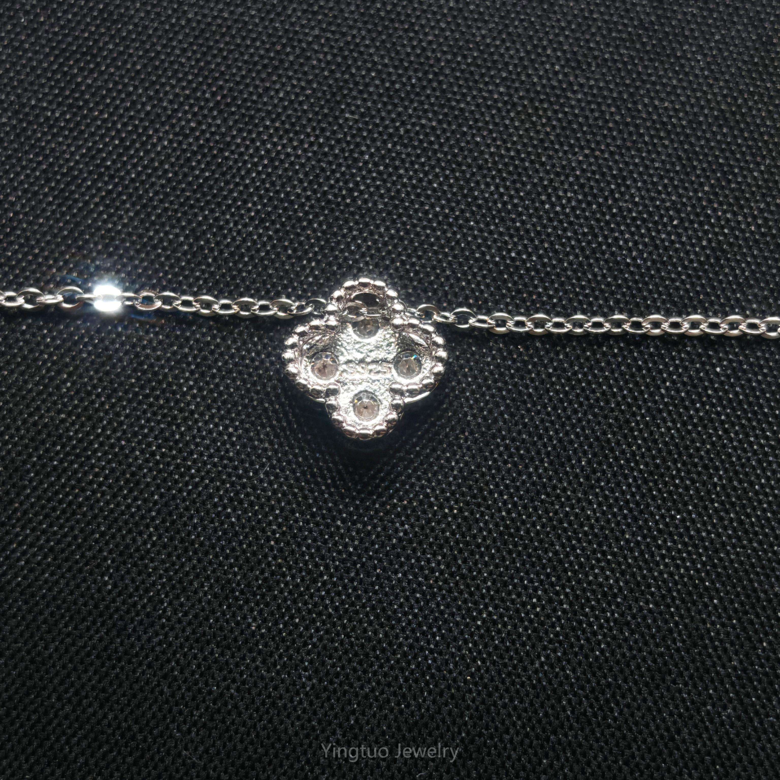 Moissanit-Kleeblatt-Halskette aus 925er Silber
