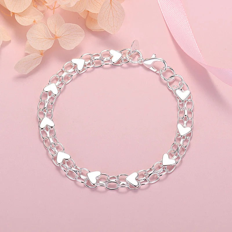 Bracelet argentée en forme de chaîne avec des coeurs